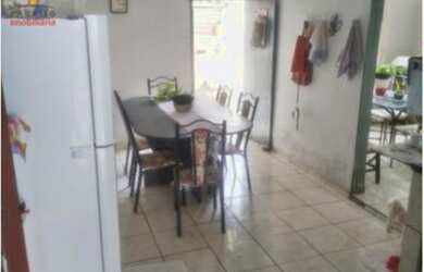 Imagem: A casa possui 4 Dormitórios, 2 Banheiros, 1 Vaga na garagem