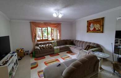 Imagem: A casa possui 4 Dormitórios, 4 Banheiros, 4 Vagas na garagem