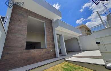 Imagem: A casa possui 3 Dormitórios, 2 Banheiros, 2 Vagas na garagem