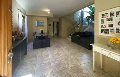 Imagem: A casa em condomínio possui 3 Dormitórios, 3 Banheiros, 2