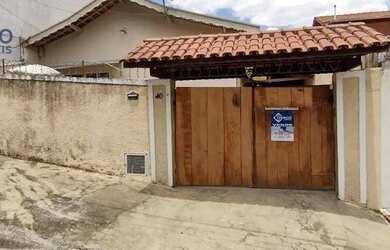 Imagem: A casa possui 2 Dormitórios, 1 Banheiro, 3 Vagas na garagem