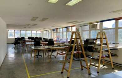 Imagem: O depósito possui 3 Vagas na garagem, 448m² de Área e está