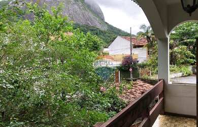 Imagem: A casa em condomínio possui 4 Dormitórios, 3 Banheiros, 2