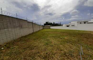 Imagem: O terreno possui 743m² de Área e está localizado em Loteamento