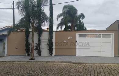 Imagem: A casa possui 3 Dormitórios, 1 Banheiro, 2 Vagas na garagem