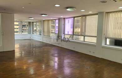 Imagem: O depósito possui 3 Vagas na garagem e 180m² de Área e está