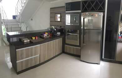 Imagem: A casa possui 3 Dormitórios, 3 Banheiros, 2 Vagas na garagem