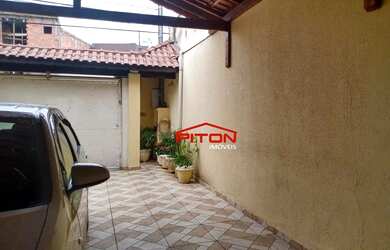 Imagem: A casa possui 3 Dormitórios, 2 Banheiros, 4 Vagas na garagem