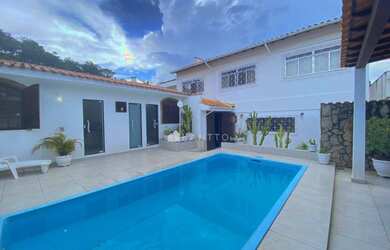 Imagem: A casa possui 5 Dormitórios, 4 Banheiros, 4 Vagas na garagem