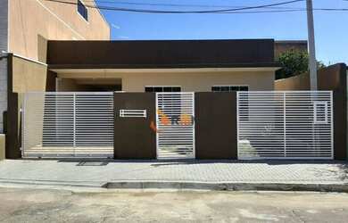 Imagem: A casa possui 3 Dormitórios, 3 Banheiros, 4 Vagas na garagem