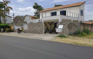 Imagem: A casa possui 4 Dormitórios, 2 Banheiros, 3 Vagas na garagem