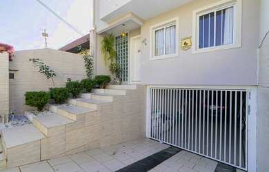 Imagem: A casa possui 3 Dormitórios, 3 Banheiros, 2 Vagas na garagem