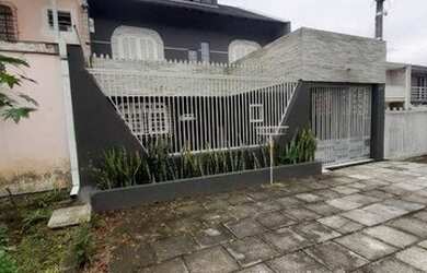 Imagem: A casa possui 3 Dormitórios, 3 Banheiros, 2 Vagas na garagem