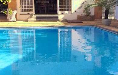 Imagem: A casa possui 3 Dormitórios, 5 Banheiros, 5 Vagas na garagem