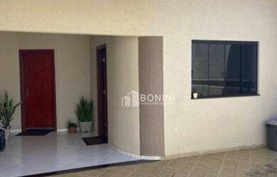 Imagem: A casa possui 3 Dormitórios, 2 Banheiros, 3 Vagas na garagem