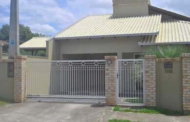 Imagem: A casa possui 4 Dormitórios, 2 Banheiros, 2 Vagas na garagem