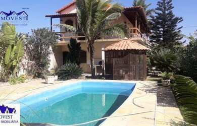 Imagem: A casa possui 4 Dormitórios, 3 Banheiros, 2 Vagas na garagem