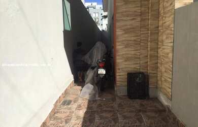 Imagem: A casa possui 3 Dormitórios, 3 Banheiros, 1 Vaga na garagem