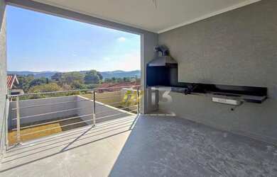 Imagem: A casa possui 4 Dormitórios, 2 Banheiros, 2 Vagas na garagem