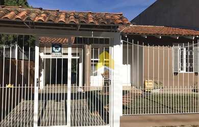 Imagem: A casa possui 2 Dormitórios, 2 Banheiros, 2 Vagas na garagem