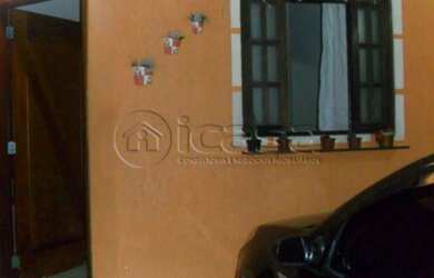 Imagem: A casa possui 3 Dormitórios, 1 Banheiro, 1 Vaga na garagem