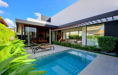 Imagem: A casa em condomínio possui 4 Dormitórios, 5 Banheiros, 4