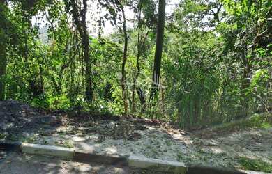 Imagem: O terreno possui 945m² de Área e está localizado em Arujázinho