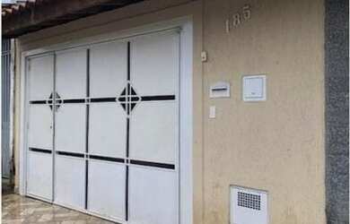 Imagem: A casa possui 2 Dormitórios, 2 Banheiros, 2 Vagas na garagem