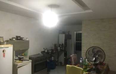 Imagem: A casa possui 2 Dormitórios, 2 Banheiros e 4 Vagas na garagem