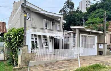 Imagem: A casa possui 3 Dormitórios, 3 Banheiros, 5 Vagas na garagem