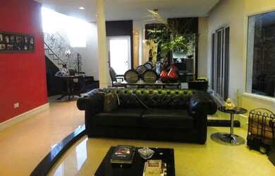 Imagem: A casa possui 4 Dormitórios, 5 Banheiros, 2 Vagas na garagem