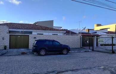 Imagem: A casa possui 3 Dormitórios, 2 Banheiros, 2 Vagas na garagem