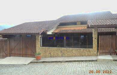 Imagem: A casa possui 4 Dormitórios, 2 Banheiros, 3 Vagas na garagem