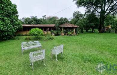 Imagem: A casa possui 3 Dormitórios, 3 Banheiros, 1 Vaga na garagem