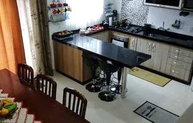 Imagem: A casa possui 2 Dormitórios, 1 Banheiro, 2 Vagas na garagem