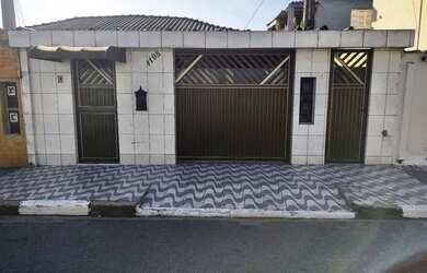 Imagem: A casa possui 2 Dormitórios, 1 Banheiro, 2 Vagas na garagem