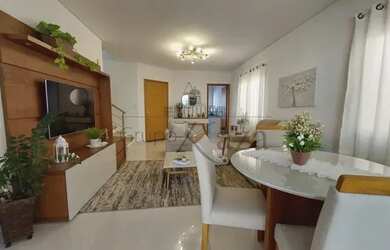 Imagem: A casa possui 4 Dormitórios, 2 Banheiros, 4 Vagas na garagem