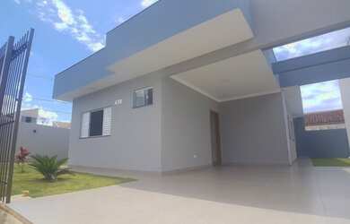 Imagem: A casa possui 3 Dormitórios, 2 Banheiros, 2 Vagas na garagem