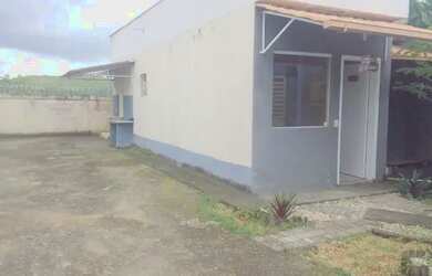 Imagem: A casa possui 2 Dormitórios, 1 Banheiro, 4 Vagas na garagem