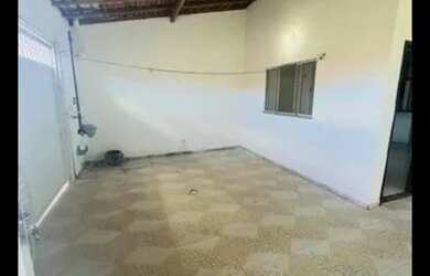 Imagem: A casa possui 3 Dormitórios, 1 Banheiro, 1 Vaga na garagem