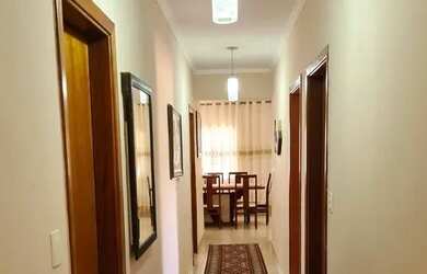 Imagem: A casa possui 3 Dormitórios, 1 Banheiro, 2 Vagas na garagem