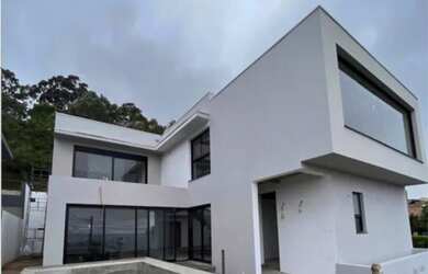 Imagem: A casa em condomínio possui 5 Dormitórios, 5 Banheiros, 5