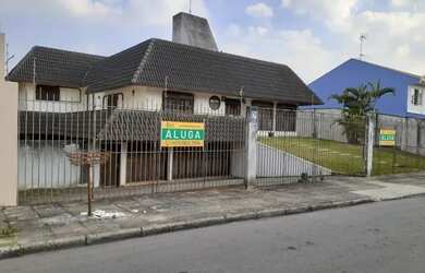 Imagem: A casa possui 4 Dormitórios, 4 Banheiros, 4 Vagas na garagem