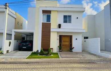 Imagem: A casa possui 3 Dormitórios, 2 Banheiros, 3 Vagas na garagem