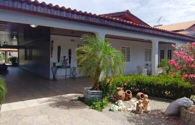 Imagem: A casa possui 5 Dormitórios, 3 Banheiros, 4 Vagas na garagem