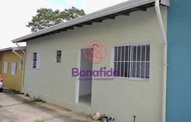 Imagem: A casa possui 1 Dormitório, 1 Banheiro, 1 Vaga na garagem