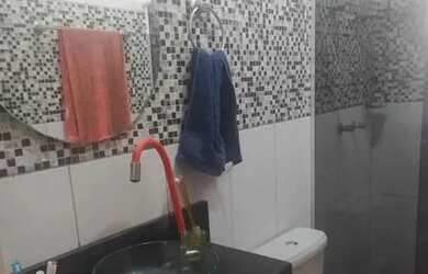 Imagem: A casa possui 2 Dormitórios, 1 Banheiro, 1 Vaga na garagem