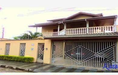 Imagem: A casa possui 4 Dormitórios, 5 Banheiros, 4 Vagas na garagem