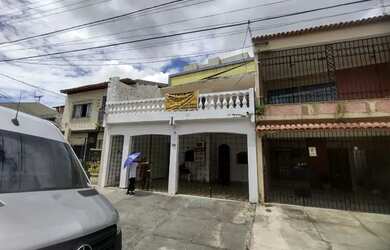 Imagem: A casa possui 5 Dormitórios, 3 Banheiros, 2 Vagas na garagem
