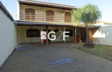 Imagem: A casa possui 3 Dormitórios, 3 Banheiros, 4 Vagas na garagem